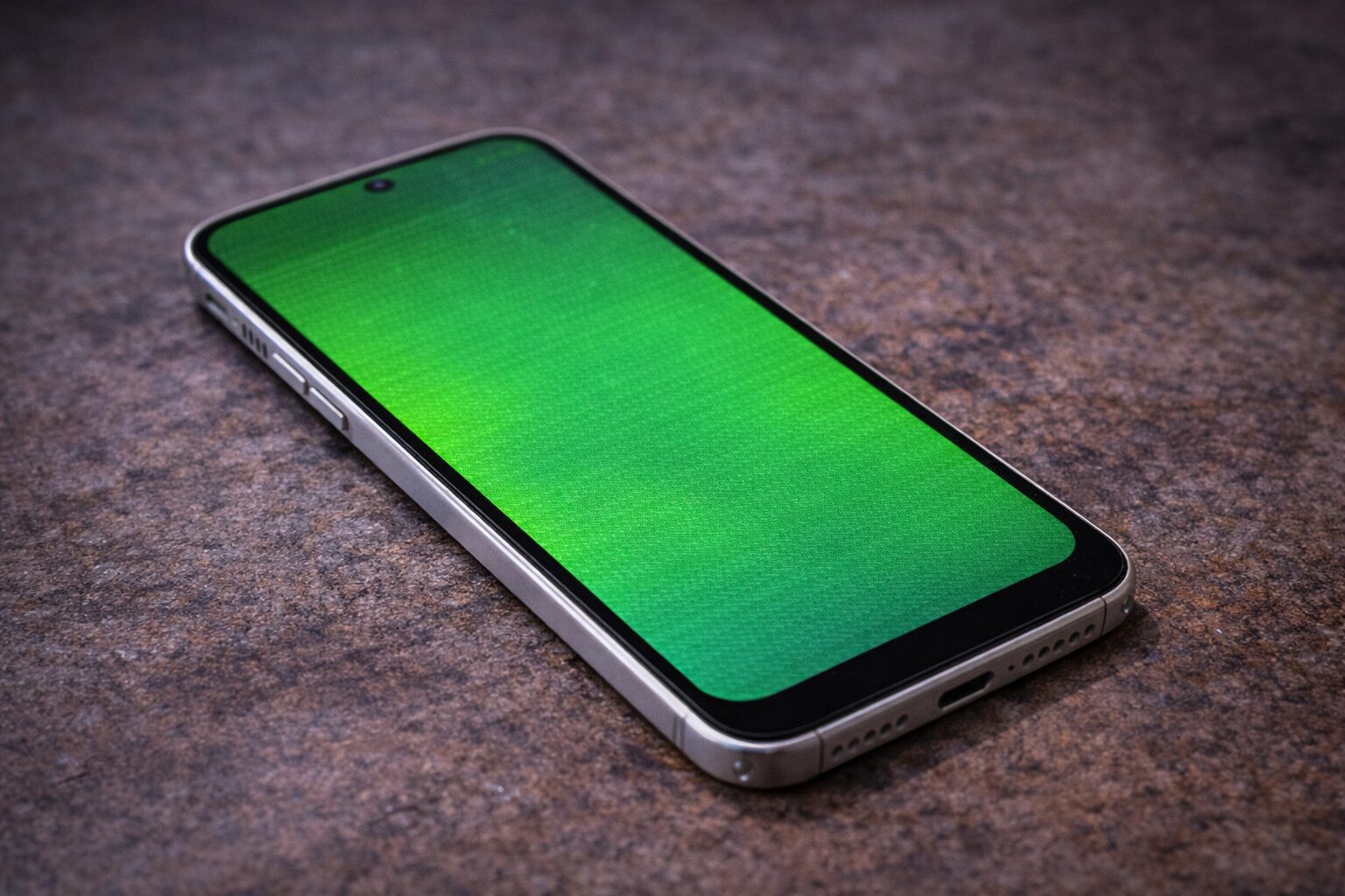 スマホ画面が緑に！直し方はある？修理前に試す「3分診断」とデータ救出の裏技を解説するアイキャッチ画像